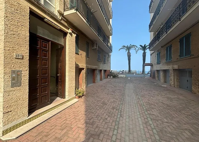 Mare Sotto Casa Bilocale Sulla Libera Чериале